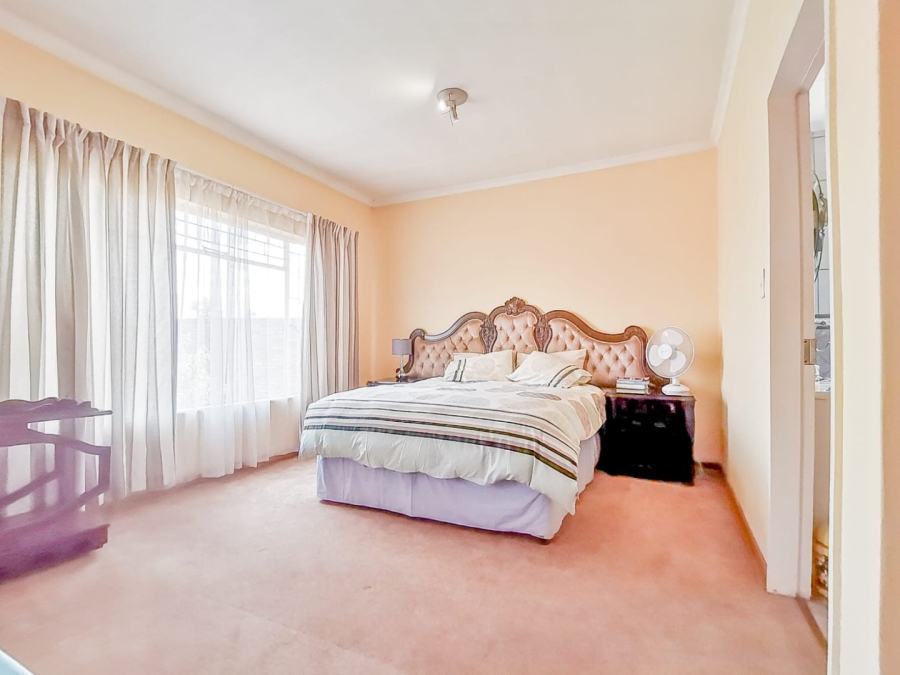 7 Bedroom Property for Sale in Parklands Western Cape